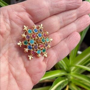 Vtg Pendant Brooch Pin Gold Tone W/Pastel Rhinestones Faux Pearls Fleur De Lis